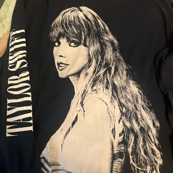 Taylor Swift - Picture 2 of 2